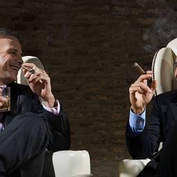 Para Papá, pues un buen cigarro no basta.